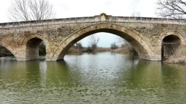 Bulgaristan 'da orta yaş köprüsü. Eski Roma köprüsü