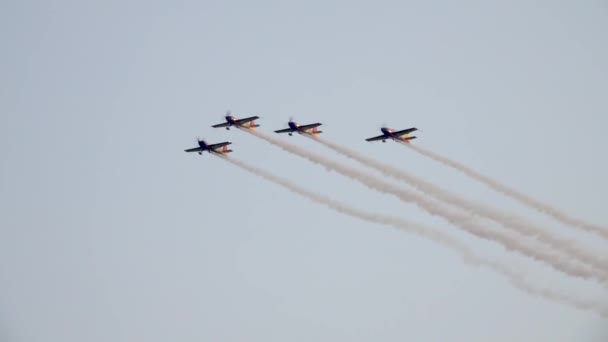Pięć Samolotów Formacji Pokazach Lotniczych Zespół Akrobacyjny Wykonuje Loty Pokazach — Wideo stockowe