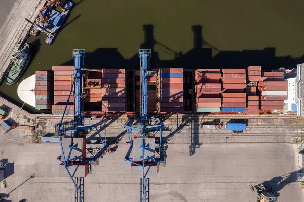 항구에서 화물을 하역하고 내리는 컨테이너 수송선을 수출을 공중에서 바라봄 — 스톡 사진