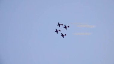 Hava gösterisinde dizilmiş dört uçak. Aerobatik takım hava gösterisinde uçuyor.