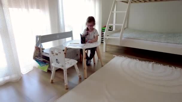 Cute Little Girl Rysunek Domu Dziewczyna Okularami Lubi Malować — Wideo stockowe