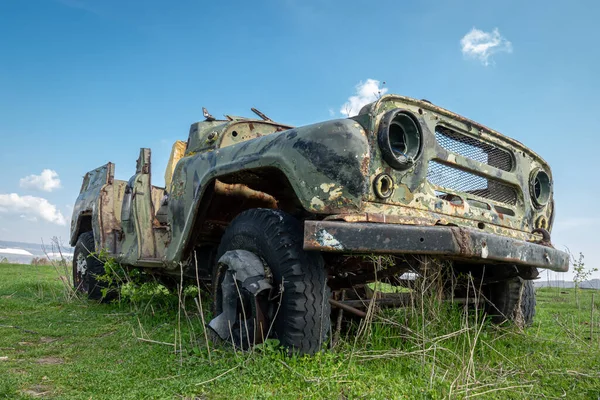 Verlassenes Und Kaputtes Militärfahrzeug Feld — Stockfoto