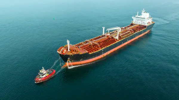 Aerial View Tug Boat Assisting Big Oil Tanker Large Oil — Stock Photo, Image