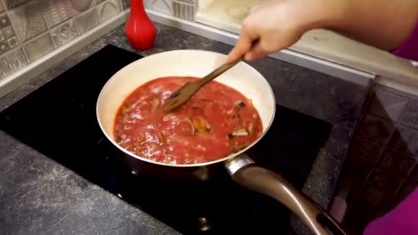 Närbild Matlagning Bolognese Sås Pan Smakrik Italiensk Pastasås Som Sjuder — Stockvideo