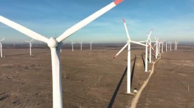 Rüzgar türbini çiftliği. Elektrik üretimi için yel değirmeni. Yeşil enerji. Yenilenebilir enerji.