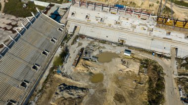 Stadyum yapım aşamasında. Yeni futbol stadyumu yapım aşamasında. İnşaat malzemeleri ve ekipmanlarıyla inşaat alanı.