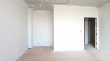 Yeni boş oda yapım aşamasında. Alçıdan duvarlar. Yeni evim. Beton duvarlar. İç yenileme. 