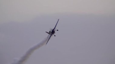 Hava gösterisinde bir uçak. Aerobatik takım hava gösterisinde uçuyor.