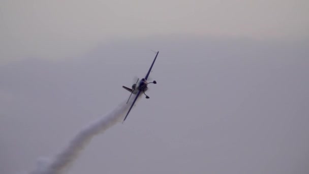 Hava Gösterisinde Bir Uçak Aerobatik Takım Hava Gösterisinde Uçuyor — Stok video