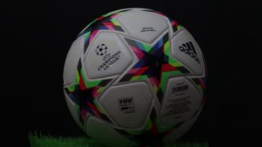 Varna, Bulgaristan - 6 Aralık 2022: Adidas UCL Pro Void. Şampiyonlar Ligi resmi maç topu 2022 - 2023