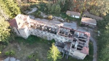 Mahvolmuş bir ev. Okul binası harap oldu. Ormanda terk edilmiş bir okul.