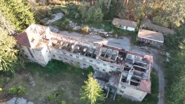 Разрушенный Дом Разрушенное Здание Школы Заброшенная Школа Лесу — стоковое видео