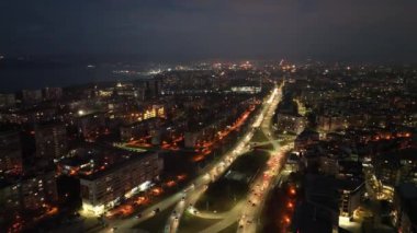 Geceleri şehrin havadan görünüşü. Şehrin sokak trafiği. Şehir Manzarası.