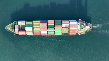 Denizde büyük bir konteyner gemisi. Yukarıdan aşağıya doğru. Kargo konteynırı gemisinin hava üst görüntüsü ithalat konteynır yelkenlisi.