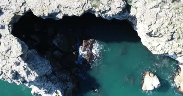 海浪压碎岩石 海浪冲撞概览 — 图库视频影像