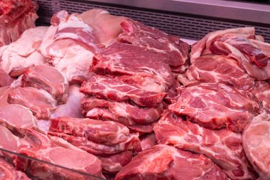 Bir süpermarkette et yakın çekim. Kasapta çiğ et.