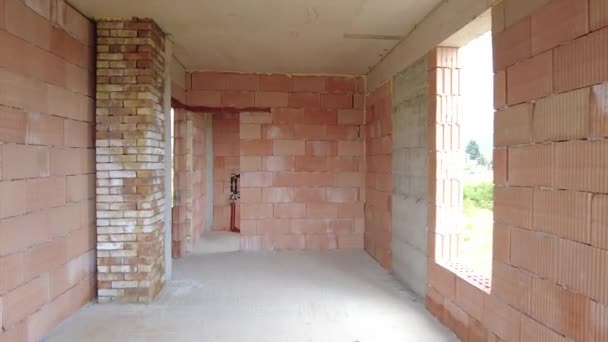 工事中の建物の未完成の部屋のインテリア 赤レンガの壁 新しい家 — ストック動画