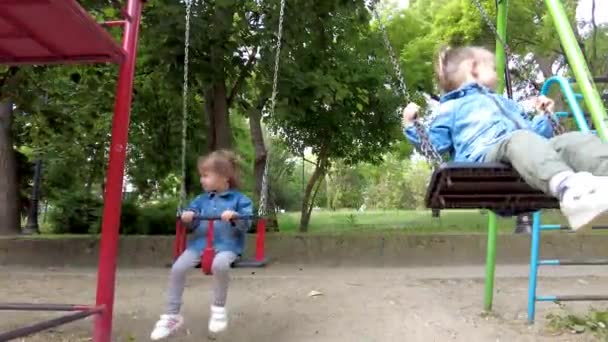 Dwie Małe Dziewczynki Bawiące Się Placu Zabaw Braterskie Bliźniaczki Kołyszące — Wideo stockowe