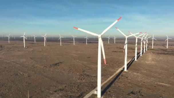 Fazenda Turbinas Eólicas Moinho Vento Para Produção Energia Elétrica Energia — Vídeo de Stock