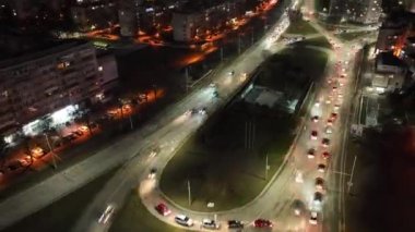 Hava hipervanesi, gece vakti şehrin zamanlaması. Şehirdeki sokak trafiği. Şehir Manzarası.