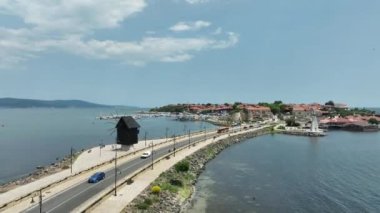 Bulgaristan 'ın Karadeniz kıyısındaki antik kenti Nessebar' ın 4K hava sahası. 