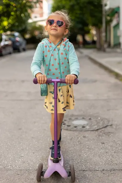 Gelukkig Klein Meisje Met Zonnebril Spelen Met Zijn Scooter Outdoor — Stockfoto