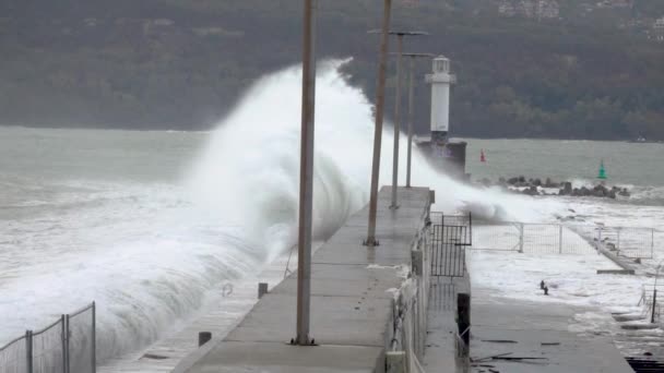 Big Stormy Wave Splash Pier Waves Crashing Breakwaters Storm Slow — Stock Video
