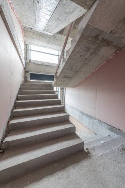 Kaldırma sahasında tamamlanmamış beton merdivenler. İnşaat. Bitmemiş bina. Merdivenler.