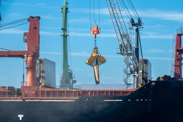 Limandaki Vinçlerle Kuru Buğday Kargo Gemisi Yükleniyor Deniz Kargo Gemisinin — Stok fotoğraf