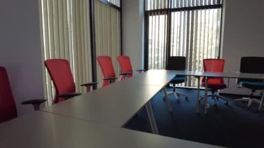 Modern konferans odasının içi. Modern kolej çalışma odası. Temiz ofis, konferans odası.