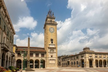 Torre dei Caduti Kulesi, Bergamo şehrinin aşağısındaki Piazza Vittorio Veneto 'da yer alıyor. Bergamo Tarih Müzesi ağının bir parçası.
