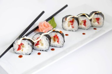 Hosomaki, tempura ve kırmızı biber. Geleneksel Japon suşisi.