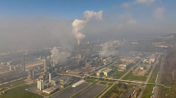煙と化学工場 化学工場だ 煙道付き産業用発電所 — ストック写真