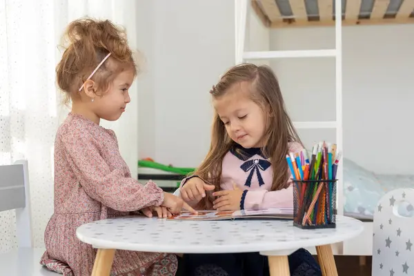 Lindos Niños Niñas Están Leyendo Libro Habitación Casa Dos Hermanas — Foto de Stock