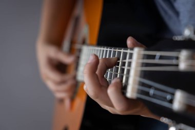 Gitar çalıyorum. Gitar çalan bir genç. Kapatın. Yaşam tarzı kavramı.