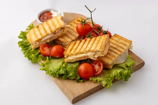 Leckere Club Sandwiches Mit Schinken Und Käse Auf Einem Holztisch — Stockfoto