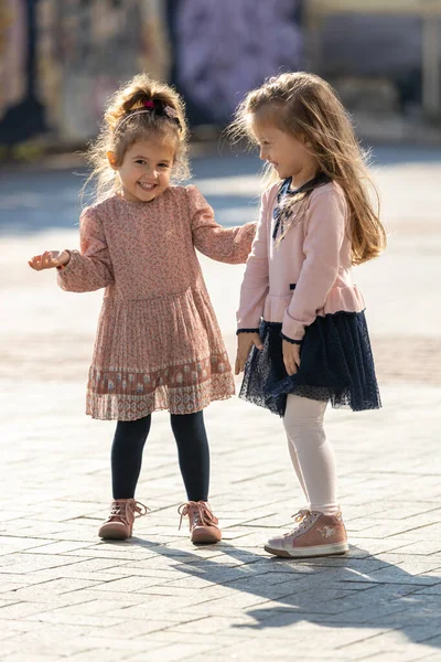 Twee Kleine Meisjes Die Plezier Hebben Het Park Gelukkige Jeugd — Stockfoto