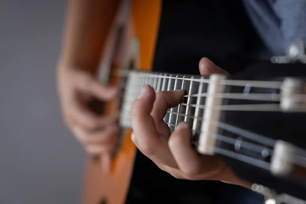 弹吉他 青少年弹吉他 靠近点生活方式概念 — 图库照片