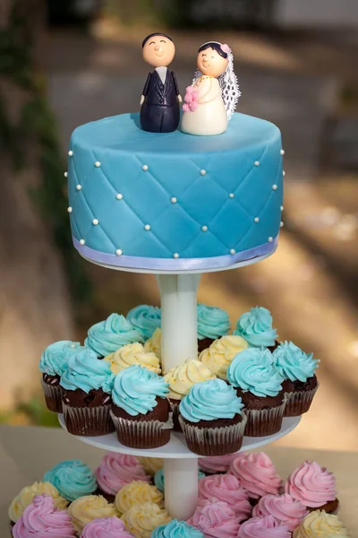 花嫁のウェディングケーキと上部にグルーミング 新鮮なカップケーキ マフィンから作られた甘い結婚式のケーキ — ストック写真