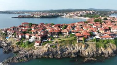 Eski Sozopol kasabasının havadan görünüşü. Sozopol Bulgaristan 'ın Burgaz kenti yakınlarındaki antik bir sahil kentidir.