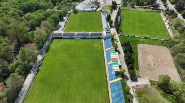 Birçok futbol sahasının havadan görünüşü. Boş futbol sahaları.