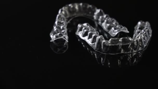 Siyah Arka Planda Görünmez Ortodonti Kozmetik Parantez Güzel Bir Gülümseme — Stok video