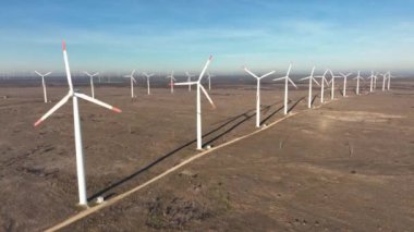 Rüzgar türbini çiftliği. Elektrik üretimi için yel değirmeni. Yeşil enerji. Yenilenebilir enerji.