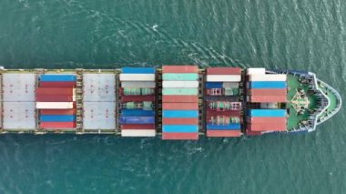 Denizde büyük bir konteyner gemisi. Yukarıdan aşağıya doğru. Kargo konteynırı gemisinin hava üst görüntüsü ithalat konteynır yelkenlisi.