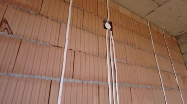 Elektrik kabloları. Yeni ev inşaatı için elektrik kabloları döşeniyor