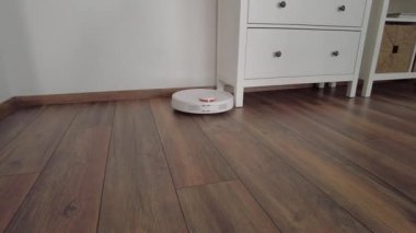 Evde elektrikli süpürge temizliği. Modern evde robot elektrikli süpürge. Akıllı temizlik teknolojisi