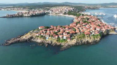 Eski Sozopol kasabasının havadan görünüşü. Sozopol Bulgaristan 'ın Burgaz kenti yakınlarındaki antik bir sahil kentidir.
