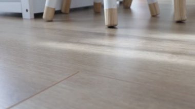 Yeni kaplama döşeme. Kahverengi ahşap desenli işlenmiş parke.