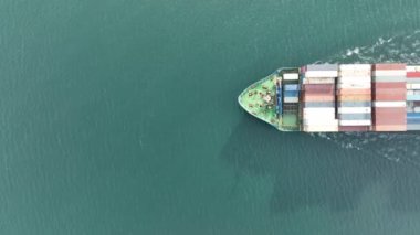 Denizde büyük bir konteyner gemisi. Yukarıdan aşağıya doğru. Kargo konteynırı gemisinin hava üst görüntüsü ithalat konteynır yelkenlisi.