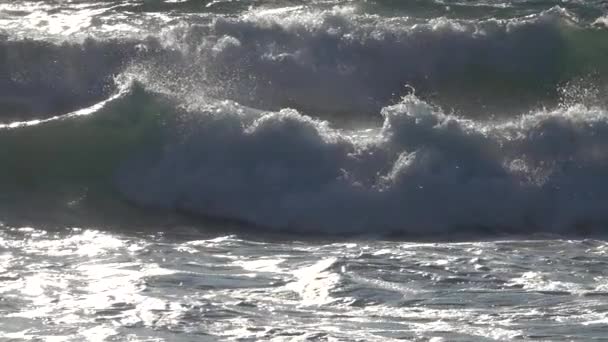 Piankowe Fale Morskie Myjące Piasek Fale Uderzające Plażę Piaskową — Wideo stockowe